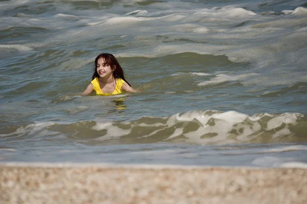 女孩在海上 那年轻姑娘的画像 青少年暑假沙地 阳光灿烂的日子和大海 童年旅行假期 在海滩上穿着黄色泳衣的青少年 青少年在海里游泳 — 图库照片