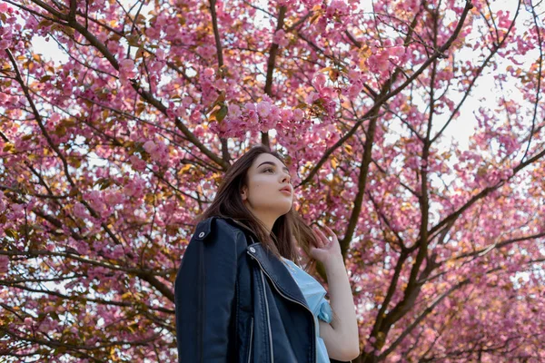 Joven Chica Hermosa Con Pelo Largo Disfruta Belleza Naturaleza Primavera — Foto de Stock