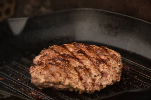 野菜や牛肉で作られたハンバーガーの閉鎖 自家製バーガーを作る 自家製だ 食べ物の写真 — ストック写真