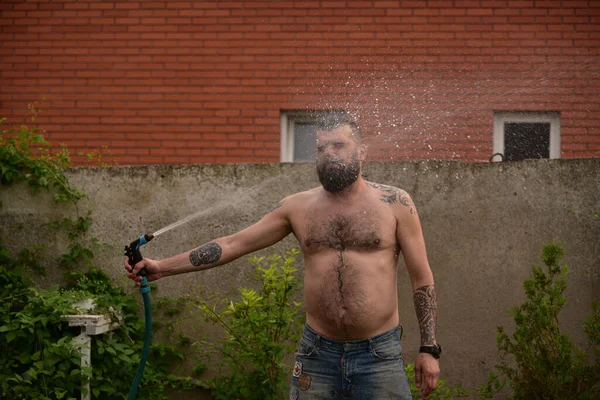 Hombre Lava Con Agua Una Manguera Calle Hombre Con Barba —  Fotos de Stock