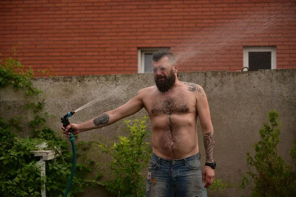 Hombre Lava Con Agua Una Manguera Calle Hombre Con Barba —  Fotos de Stock