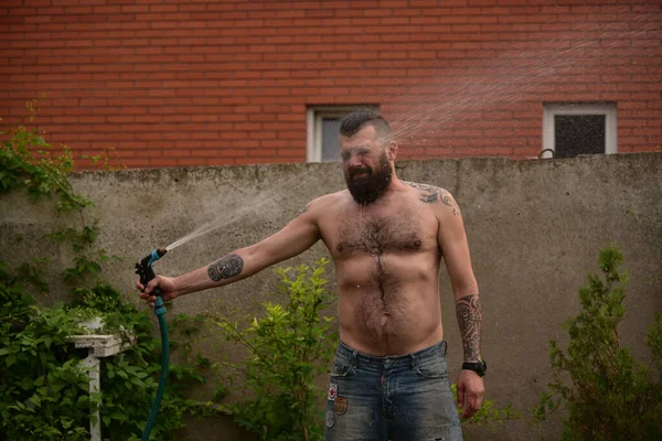 Hombre Lava Con Agua Una Manguera Calle Hombre Con Barba —  Fotos de Stock