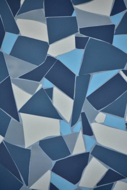 Kaya taşı mavisi, duvardaki çatlak desenli simetri dekorasyonu. Döşeme mavi beyaz ve koyu mavi. Doku. Fayanslı mavi arkaplan.