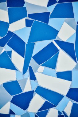 Kaya taşı mavisi, duvardaki çatlak desenli simetri dekorasyonu. Döşeme mavi beyaz ve koyu mavi. Doku. Fayanslı mavi arkaplan.