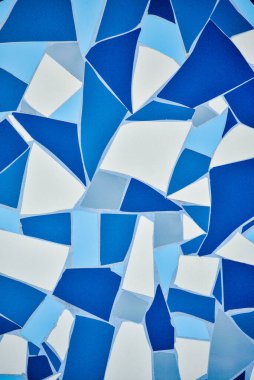 Kaya taşı mavisi, duvardaki çatlak desenli simetri dekorasyonu. Döşeme mavi beyaz ve koyu mavi. Doku. Fayanslı mavi arkaplan.