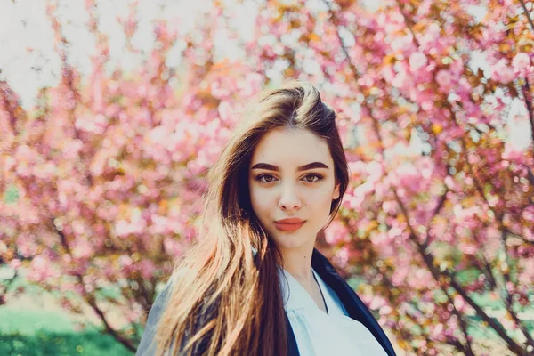 Joven Chica Hermosa Con Pelo Largo Disfruta Belleza Naturaleza Primavera — Foto de Stock