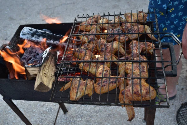 Processo Cottura All Aperto Cucinare Sul Rogo Ali Pollo Sono — Foto Stock