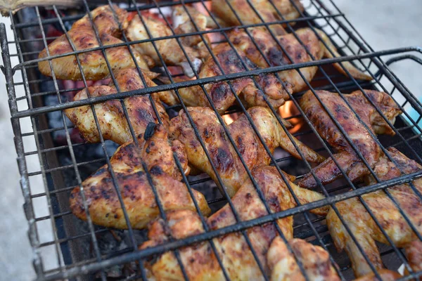 屋外で調理するプロセス 危機に瀕した料理 鶏の羽は杭のグリルで調理されます 食写真 — ストック写真
