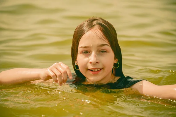 Aproape Tânăra Fată Frumoasă Apă Fată Înoată Râu Adolescentă Vacanţă — Fotografie, imagine de stoc
