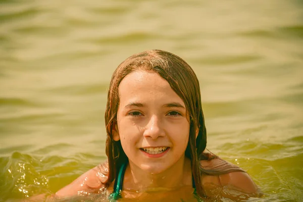 把年轻漂亮的姑娘关在水里 一个女孩在河里游泳 一个少女在度假 — 图库照片