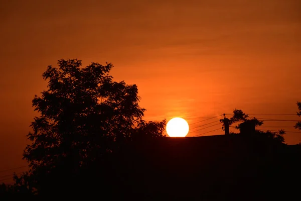 Huset Vid Solnedgången Molnigt Solnedgångshus God Kväll Träd Och Hus — Stockfoto