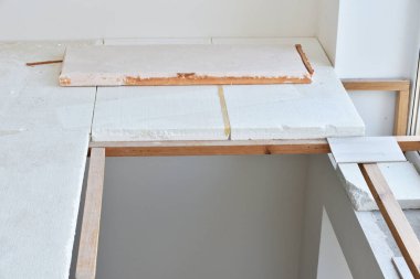 İnşaat. İnşaat ve yenileme konsepti. İçeriden yeni bir ev inşa etmek. Tadilat sırasında ev. Konutların inşaatı ve iç işleri ile ilgili bir dizi fotoğraf.