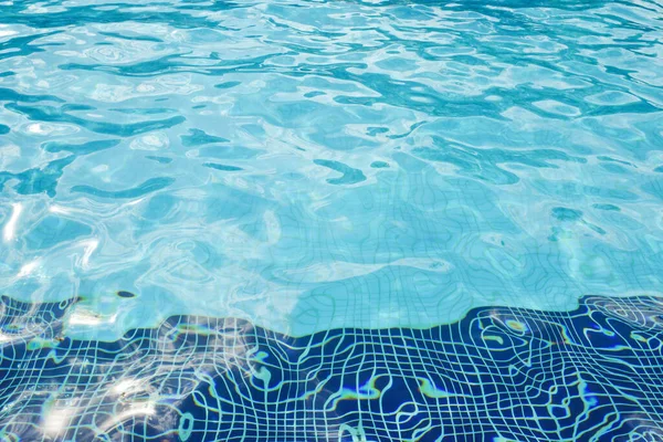 Agua Azul Piscina Con Reflejos Solares Textura Del Agua Piscina — Foto de Stock