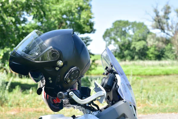 Мотоциклетний Шолом Шолом Мото Тлі Природи Чорний Шолом Висить Мотоциклі — стокове фото