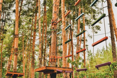 Halat kasabası. Açık havada aktif aile tatili. Parktaki bir halat kasabasının elementleri. Ormandaki halat kasabası