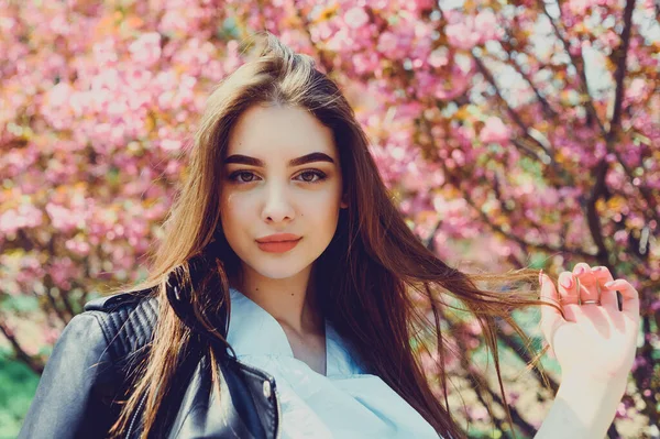Joven Chica Hermosa Con Pelo Largo Disfruta Belleza Naturaleza Primavera — Foto de Stock