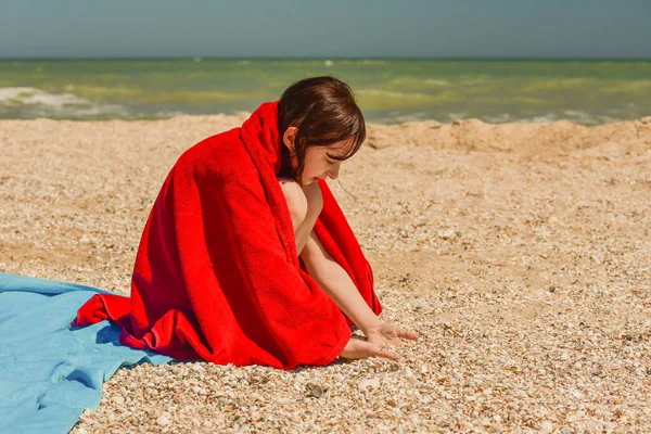 Jolie Fille Dans Une Serviette Regardant Vers Mer Coucher Soleil — Photo