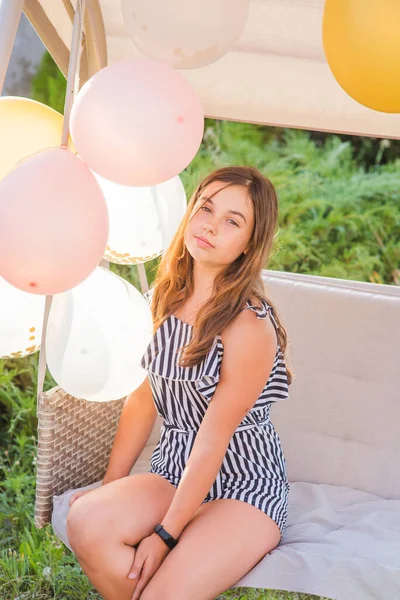 Teenager Mädchen Und Luftballons Mädchen Luftballons Urlaub Geburtstag Glückliche Momente — Stockfoto