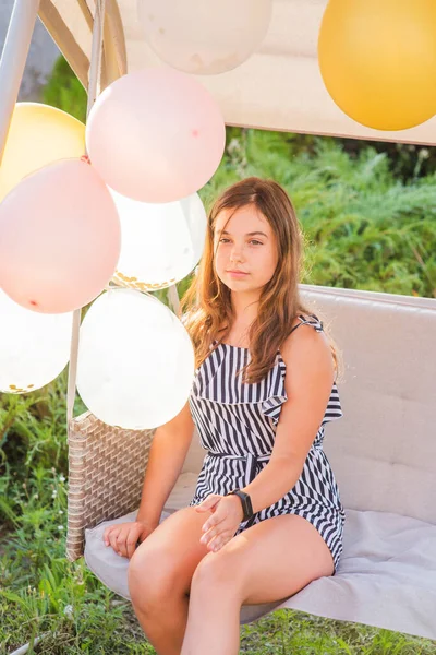 Teenager Mädchen Und Luftballons Mädchen Luftballons Urlaub Geburtstag Glückliche Momente — Stockfoto