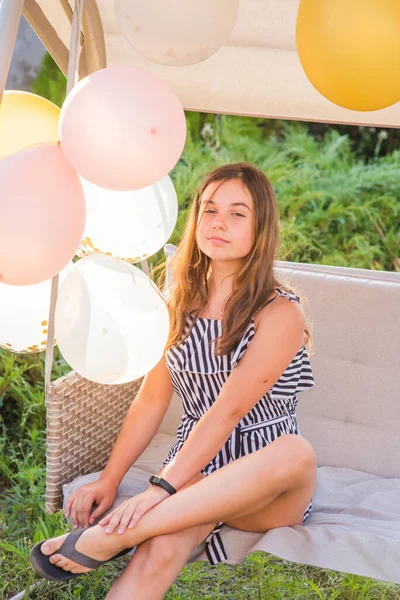 Ragazza Adolescente Palloncini Ragazza Palloncini Vacanze Compleanno Momenti Felici Della — Foto Stock