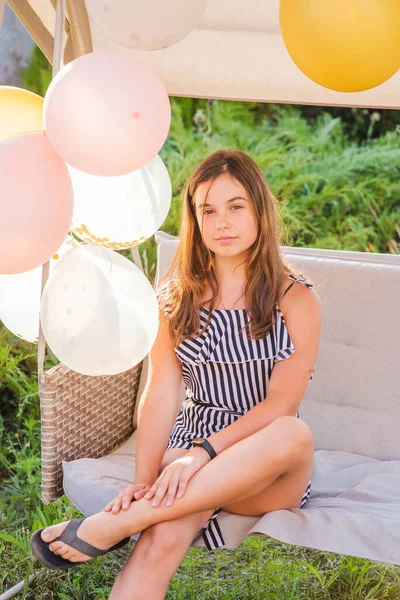 Teenager Girl Balloons Holka Balónky Svátky Narozeniny Šťastné Chvíle Životě — Stock fotografie