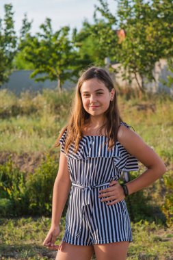 Güzel esmer bir kızın açık hava portresi. Esmer genç kız.