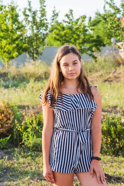 Güzel Esmer Bir Kızın Açık Hava Portresi Esmer Genç Kız — Stok fotoğraf