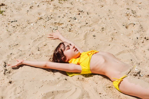Mladá Žena Leží Létě Pláži Dívka Leží Písku Pláži Teenager — Stock fotografie