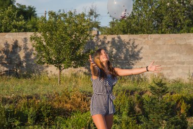 Güzel esmer bir kızın açık hava portresi. Esmer genç kız. Genç kız ve balonlar. Kız, balon, tatil, doğum günü. Hayattaki mutlu anlar. Kız 11-13 yaşlarında. Yaz tatili,