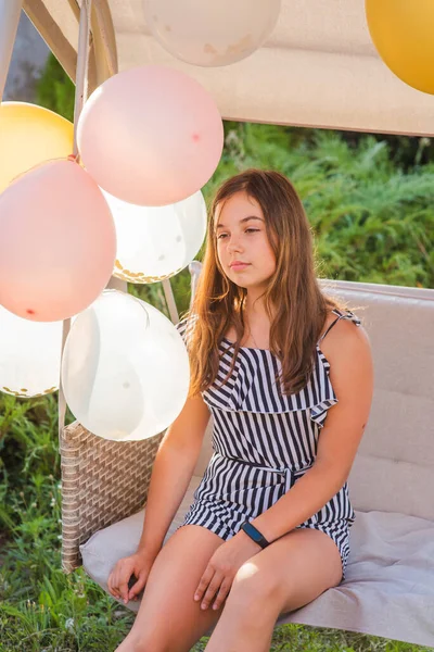 Nastolatka Balony Dziewczyna Balony Wakacje Urodziny Szczęśliwe Chwile Życiu Dziewczyna — Zdjęcie stockowe