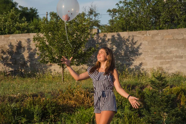 Zewnątrz Portret Pięknej Młodej Brunetki Brunetka Nastolatka Nastolatka Balony Dziewczyna — Zdjęcie stockowe