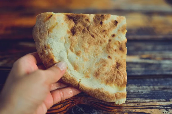 Jedzenie Kaukaskiej Kuchni Gruzińskiej Dziewczyna Trzyma Kawałki Rękach Kawałek Chleba — Zdjęcie stockowe