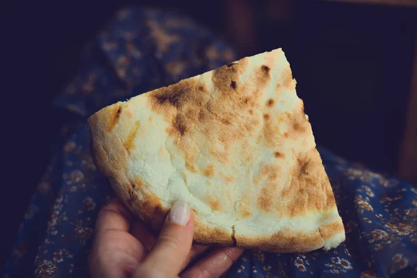 Comida Cocina Georgiana Caucásica Una Chica Tiene Piezas Las Manos — Foto de Stock