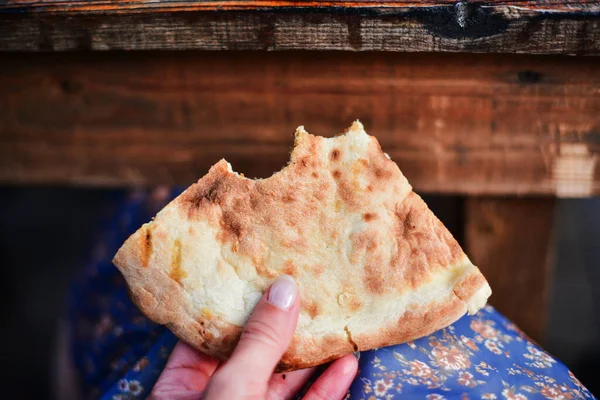 Jedzenie Kaukaskiej Kuchni Gruzińskiej Dziewczyna Trzyma Kawałki Rękach Kawałek Chleba — Zdjęcie stockowe