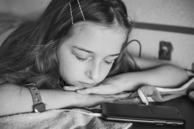 Kız yaz tatilinde bir trene biner. Tatil, tren yolculuğu. Genç bir kız trene biniyor. Trenin en üst rafında okul çağındaki bir kız yatıyor. Yaşam biçimi