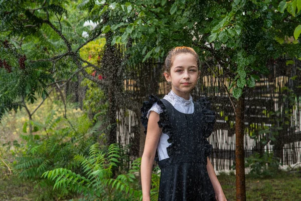 Βρεγμένη Μαθήτρια Που Στέκεται Στη Βροχή Υγρό Κορίτσι Έφηβος Σχολική — Φωτογραφία Αρχείου