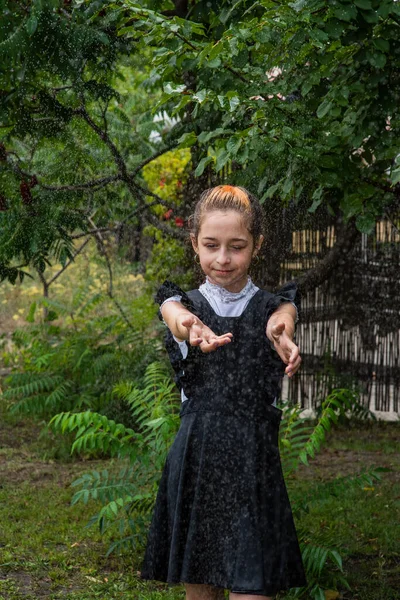 Colegiala Mojada Pie Bajo Lluvia Chica Mojada Adolescente Uniforme Escolar — Foto de Stock