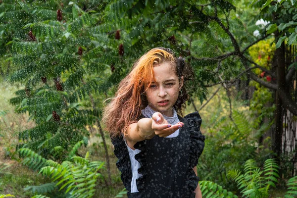 Şcolăriţă Umedă Stând Ploaie Fata Udă Adolescent Uniformă Școlară Primăvara — Fotografie, imagine de stoc