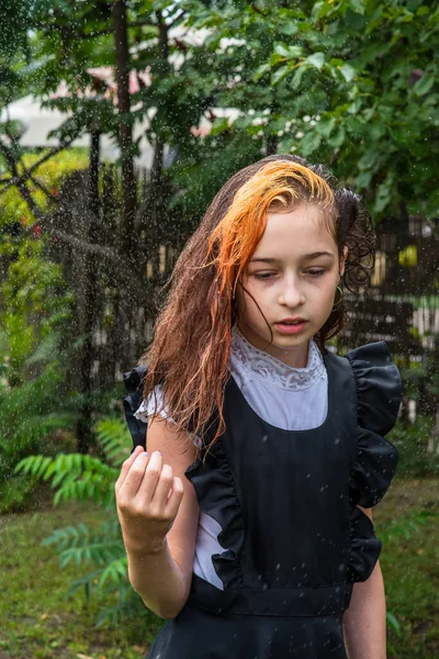 Βρεγμένη Μαθήτρια Που Στέκεται Στη Βροχή Υγρό Κορίτσι Έφηβος Σχολική — Φωτογραφία Αρχείου