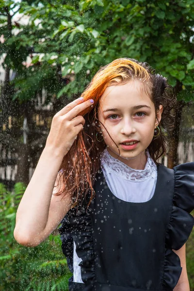 Estudante Molhada Chuva Rapariga Molhada Adolescente Uniforme Escolar Primavera Outono — Fotografia de Stock