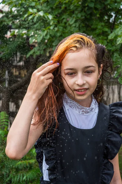 Une Écolière Mouillée Sous Pluie Une Fille Mouillée Adolescent Uniforme — Photo