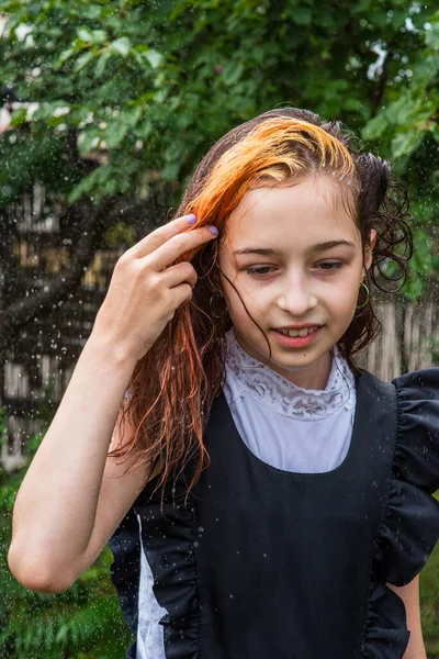 빗속에 여학생에게 봄이나 가을에 교복을 청소년 머리카락 여대생의 초상화 학교로 — 스톡 사진