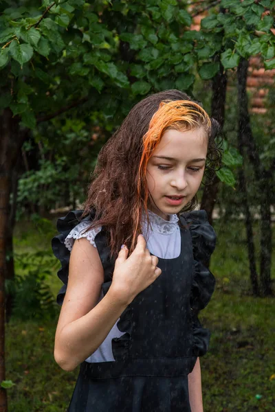 Colegiala Mojada Pie Bajo Lluvia Chica Mojada Adolescente Uniforme Escolar — Foto de Stock