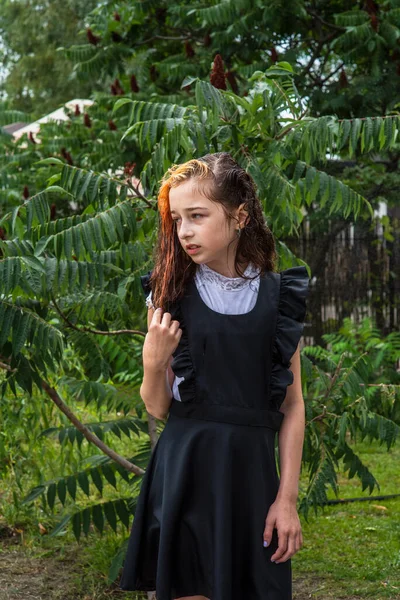 Colegiala Mojada Pie Bajo Lluvia Chica Mojada Adolescente Uniforme Escolar — Foto de Stock