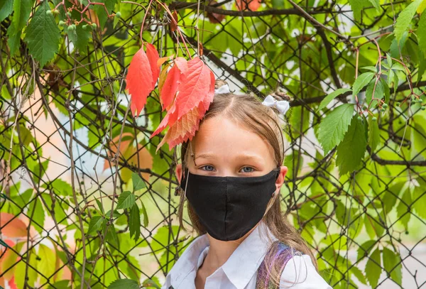 Školačka Černé Ochranné Masce Batohem Školačka Bílé Košili Černých Šortkách — Stock fotografie