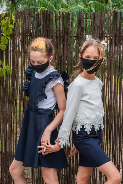 Dvě Školačky Maskách Vracející Školy Během Pandemie Covid Dvě Školačky — Stock fotografie