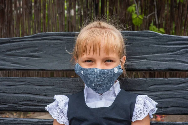 Školačka Ochranné Masce Školačka Školní Uniformě Podzim Brzy Zpátky Školy — Stock fotografie