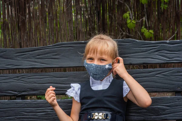 Školačka Ochranné Masce Školačka Školní Uniformě Podzim Brzy Zpátky Školy — Stock fotografie