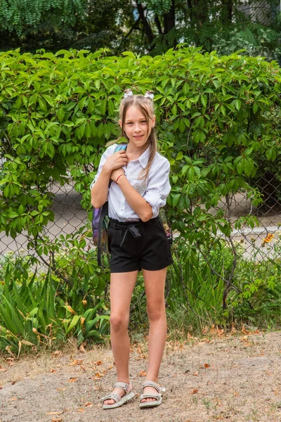 Colegiala Niña Una Máscara Protectora Negro Con Una Mochila Colegiala — Foto de Stock