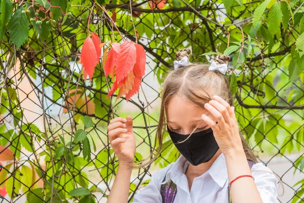 Školačka Černé Ochranné Masce Batohem Školačka Bílé Košili Školní Uniforma — Stock fotografie